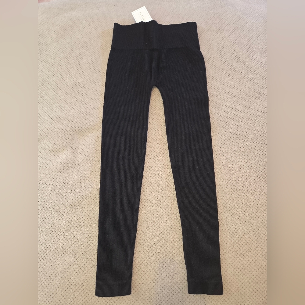 New black ribbed 9" rise leggings women's one size. legs have stretch to them.